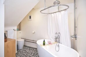Sèche-cheveux, serviettes fournies, savon, papier toilette