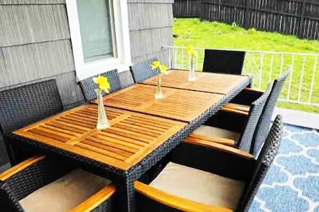 Outdoor dining. The House on Park Avenue-minutes to music venues Laurel Cove and Bell Theater!