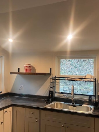 Fridge, coffee/tea maker, cookware/dishes/utensils. The House on Park Avenue-minutes to music venues Laurel Cove and Bell Theater!
