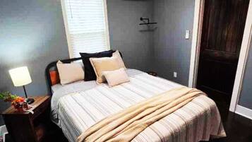 3 slaapkamers, een bureau, een strijkplank/strijkijzer, reisbedje