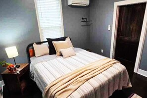 3 bedrooms, desk, iron/ironing board, travel crib