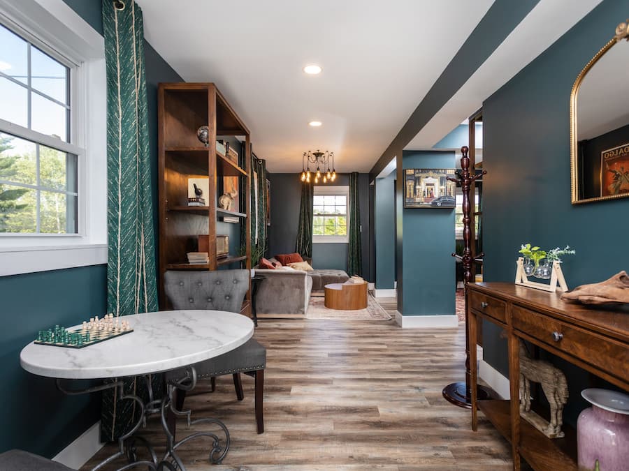 Een 40-inch flatscreentelevisie met digitale zenders, Netflix en Hulu