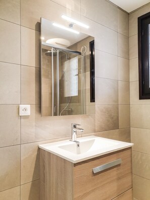 Dusche, Haartrockner, Seife, Toilettenpapier