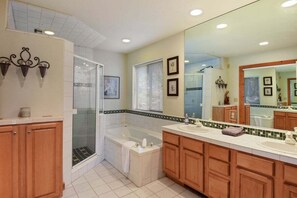 Shower, hair dryer, towels - Whispering Pines in Tahoe Vista (Tahoe Vista)