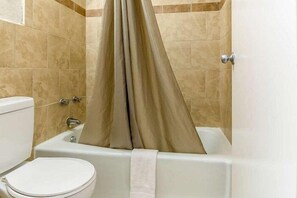 Bathroom - Royal Inn (Durham)