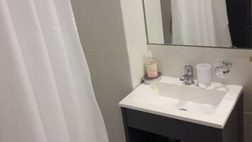 Secador de pelo, toallas, jabón, papel higiénico