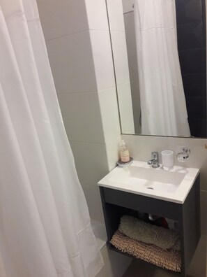 Hårtork, handdukar, tvål och toalettpapper