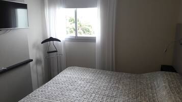 1 habitación, tabla de planchar con plancha, wifi y ropa de cama