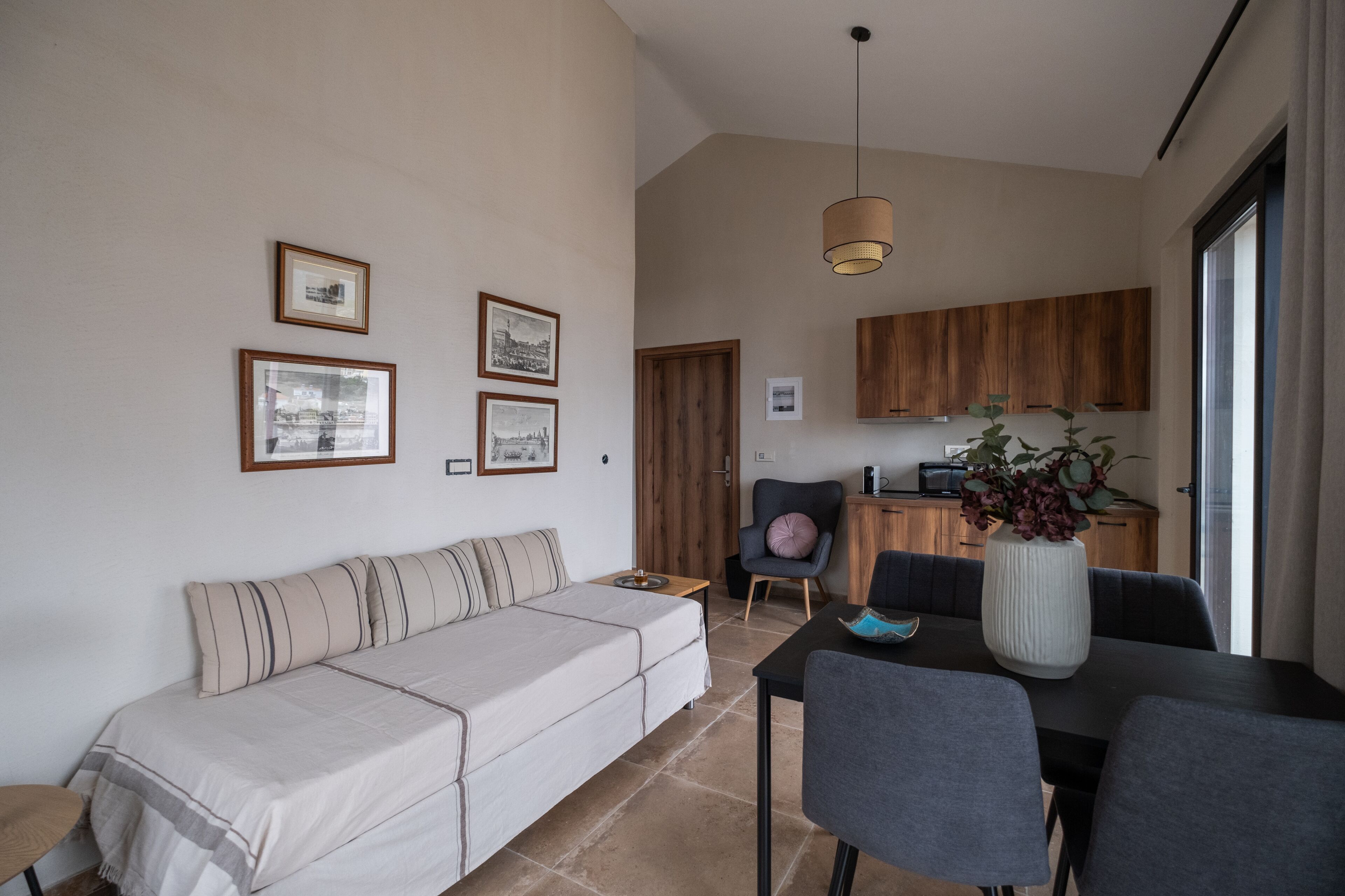 Family Apartment, 1 Bedroom, Sea View, Corner | Living area | Smart TV, books