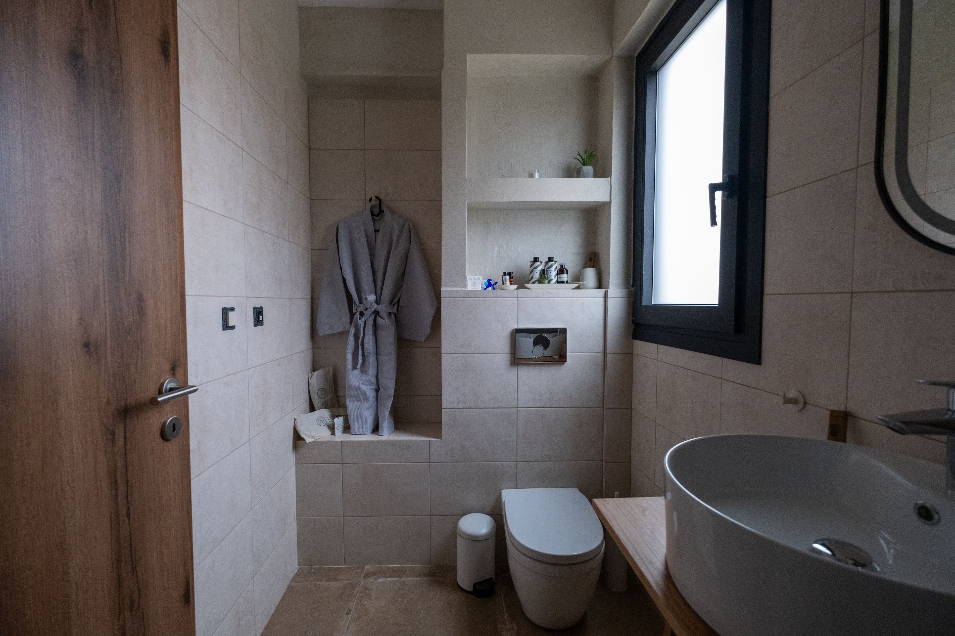 Un baño moderno con bañera, inodoro y zona de ducha.
