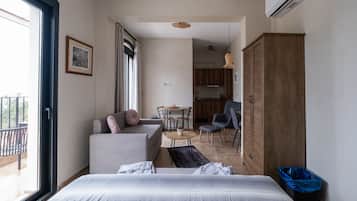 Eenvoudige kamer, 1 twee- of 2 eenpersoonsbedden, uitzicht op bergen | Luxe beddengoed, een minibar met enkele gratis items