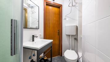 Doccia, asciugacapelli, bidet, asciugamani