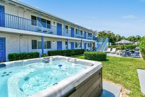 Outdoor spa tub - Short Walk to Dining - Close to Beach - Snorkeling - Surfing - Wi-Fi (West Palm Beach)
