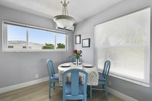 Dining - Short Walk to Dining - Close to Beach - Snorkeling - Surfing - Wi-Fi (West Palm Beach)