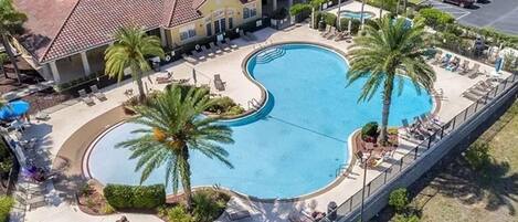 Een verwarmd zwembad