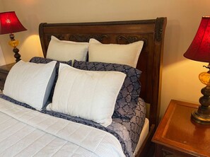 1 bedroom, iron/ironing board, WiFi, bed sheets - George Jones & Tammy Wynette Fan Room (Camden)