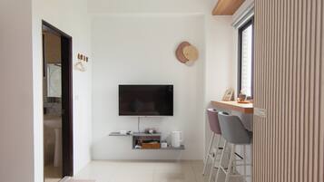 Kahden hengen huone | Pillowtop-patjalliset sängyt, minibaari, yksilöllisesti sisustettu