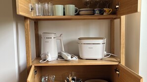 Kaffetrakter/tekoker, kjøleskap, mikrobølgeovn og ovn