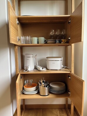 Een koelkast, een microgolfoven, een oven, een kookplaat