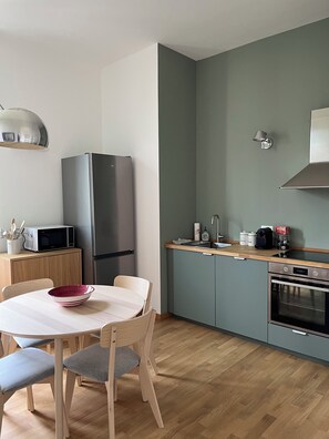 Fridge, microwave, oven, stovetop - Spacious apartment newly renovated with all amenities (Milano)