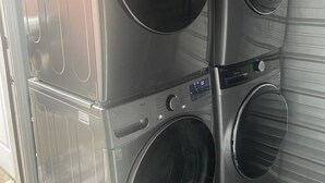 Varias lavadoras apiladas en un entorno comercial.