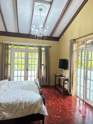 10 bedrooms, WiFi, bed sheets