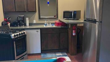 Réfrigérateur, micro-ondes, plaque de cuisson, cafetiÚre/bouilloire