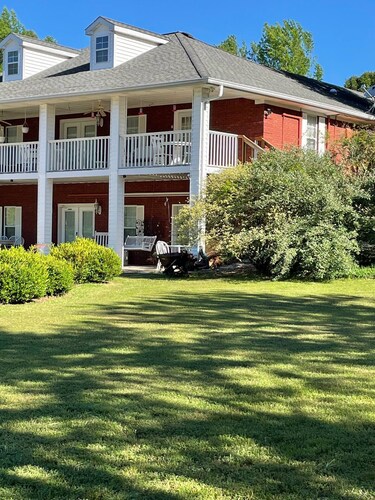 Hank Williams hang out