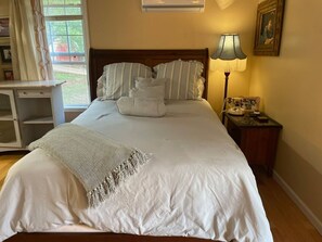 1 bedroom, iron/ironing board, free WiFi, bed sheets - Patsy Cline Fan Room (Camden)