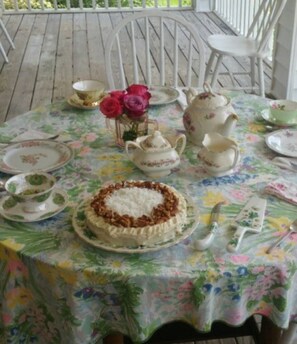 Outdoor dining - Patsy Cline Fan Room (Camden)
