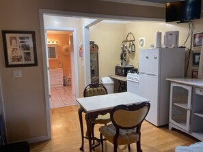 Fridge, microwave, oven, stovetop - Patsy Cline Fan Room (Camden)