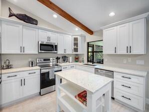 Een koelkast, een microgolfoven, een oven, een kookplaat