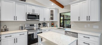 Dream Stay: House with Pool, 1.5 Acres, 15 Min to Jupiter Beach & Shops