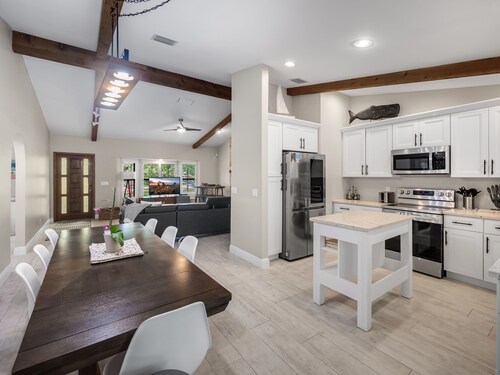 Dream Stay: House with Pool, 1.5 Acres, 15 Min to Jupiter Beach & Shops