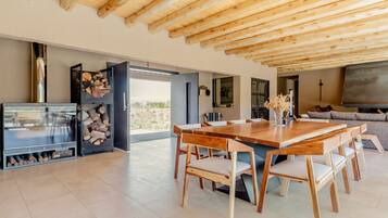 42-cm Smart TV with digital channels, fireplace, printers