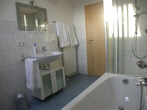 Dusche, Haartrockner, Handtücher, Seife