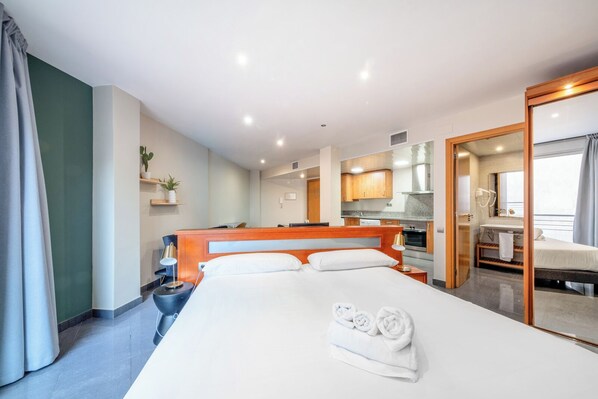 Iron/ironing board, WiFi, bed sheets - BeBarceloner Studios minutes from Pl Universidad (Barcelona)