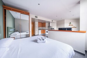 Een strijkplank/strijkijzer, wifi, beddengoed