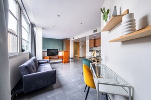 TV - BeBarceloner Studios minutes from Pl Universidad (Barcelona)