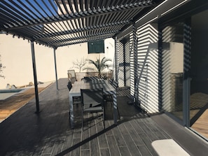 Outdoor dining - Villa Récente et Chaleureuse, Entre Vignes et Garrigue, Proche Plage et Rivière (Combaillaux)