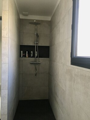 シャワー、ヘアドライヤー、タオル