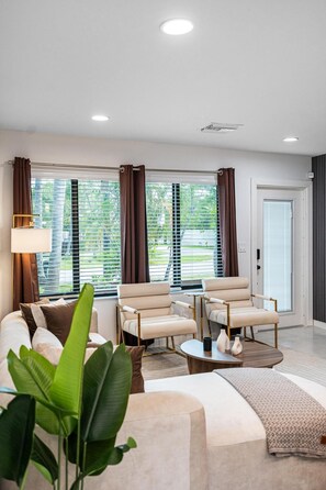 Smart TV - Luxury Home in Pompano, Near Fort Lauderdale (Pompano Beach)