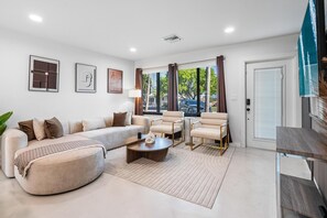 Smart TV - Luxury Home in Pompano, Near Fort Lauderdale (Pompano Beach)