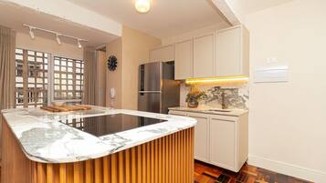 Fridge, microwave, oven, coffee/tea maker