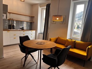 Design Studio | Private kitchen | Fridge, microwave, cookware/dishes/utensils, freezer - Hirschenhof Aparthotel & Restaurant (Spital am Semmering)