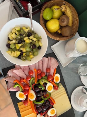 Tägliches Frühstücksbuffet gegen Gebühr