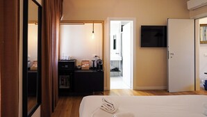 セーフティボックス (室内)、遮光カーテン、防音設備、WiFi (無料)