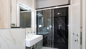 Family Suite | Bathroom | Slippers, towels