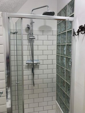 Shower, hair dryer, towels, soap - Flat, amazing balcony sea view, bike store, garden (Westbrook)