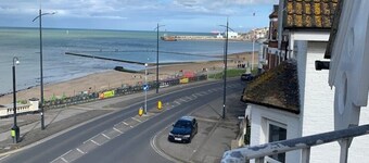 Flat, amazing balcony sea view, bike store, garden